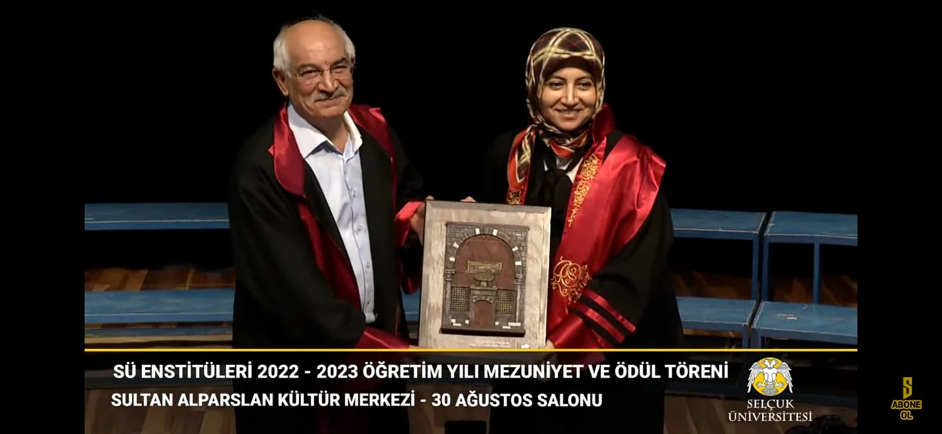 Selçuk Üniversitesi 2022 – 2023 öğretim yılı doktora ve yüksek lisans mezunları, 12.07.2023 tarihinde, 7 enstitünün birlikte düzenlediği “Mezuniyet ve Ödül Töreni”nde cübbelerini giydi.